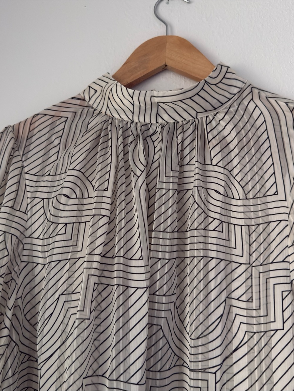 H&M Black and White STAND-UP COLLAR BLOUSE Geometric Design Fall Size large - Picture 4 of 9